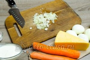 Салат из яблока, моркови и сыра: Репчатый лук порезать кубиками