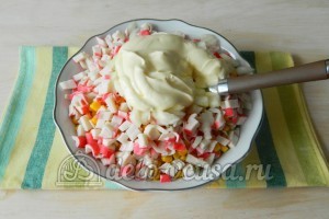 Салат с капустой и крабовыми палочками: Добавить майонез и соль