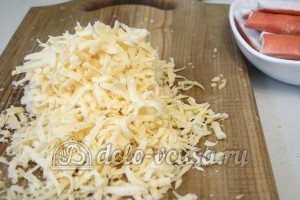Салат с курицей и крабовыми палочками: Твердый сыр натереть