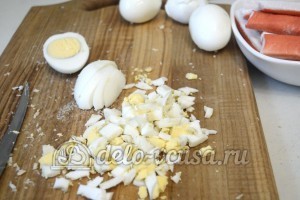 Салат с курицей и крабовыми палочками: Измельчить яйца