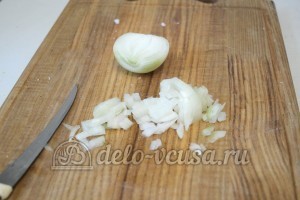 Салат с курицей и крабовыми палочками: Измельчить репчатый лук