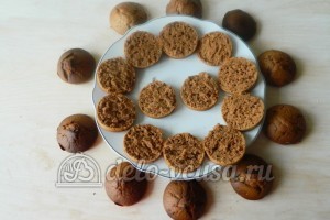 Пирожное из какао и сгущенки: Остудить и разрезать основы для пирожных