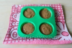 Пирожное из какао и сгущенки: Наполнить формы тестом