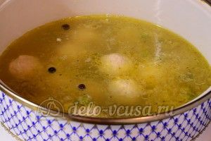 Суп с куриными фрикадельками: Добавить фрикадельки в суп