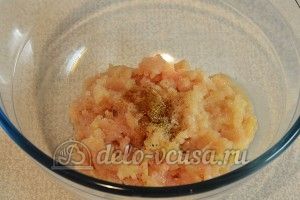 Суп с куриными фрикадельками: Добавить специи и соль