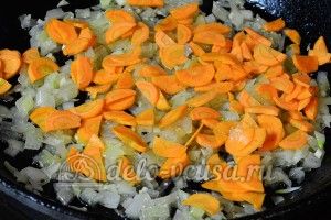 Суп с куриными фрикадельками: Нарезать морковь