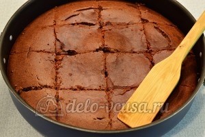 Влажный шоколадный пирог: Нарезать пирог