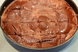 Влажный шоколадный пирог: Залить пирог пропиткой