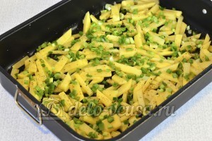 Яичница с картофелем: Режем и добавляем зеленый лук