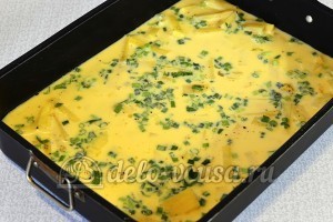 Яичница с картофелем: Заливаем яично-молочной смесью картофель с луком