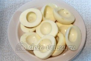 Яйца фаршированные сыром: Разрезать яйца напополам