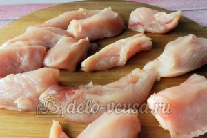 Куриное филе в сухарях: Разрезать филе на порции