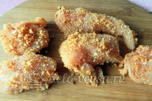 Куриное филе в сухарях: Мясо обвалять в сухарях