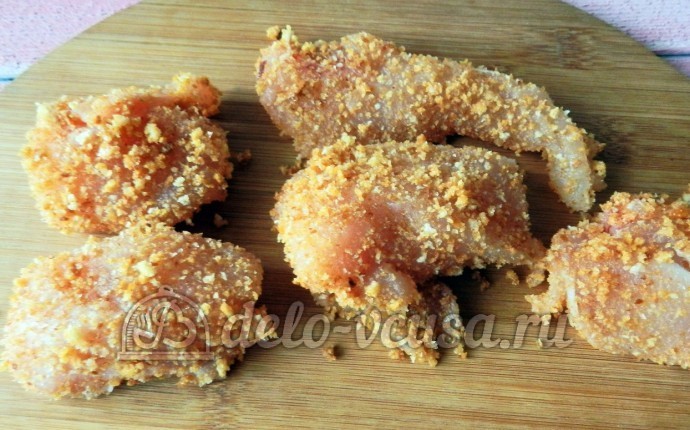 Куриное филе в сухарях: Мясо обвалять в сухарях