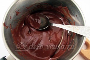 Шоколадные блинчики: Растопить шоколад на водяной бане