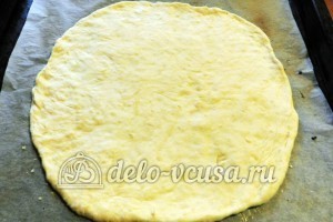 Фруктовая пицца: Выложить тесто на противень с пекарской бумагой