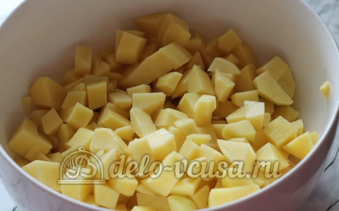 Лагман: Нарезать кубиками картошку