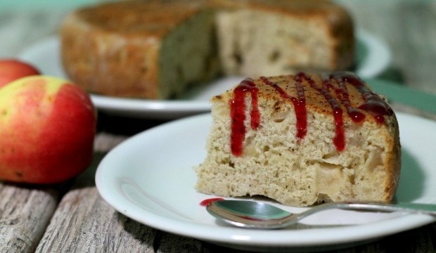 Шарлотка с яблоками в мультиварке