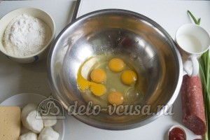 Блины с колбасой, сыром и помидорами: Взбить яйца