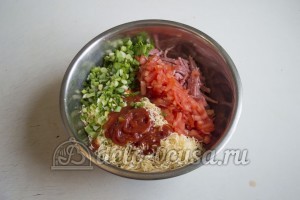 Блины с колбасой, сыром и помидорами: Готовим начинку