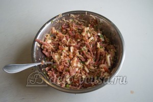 Блины с колбасой, сыром и помидорами: Перемешать начинку