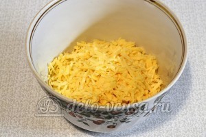 Блины с сыром и зеленью: Натереть твердый сыр