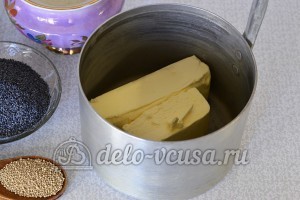 Дрожжевые булочки с маком: Растопить сливочное масло