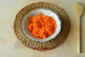 Гороховый суп со свининой: Натереть морковку