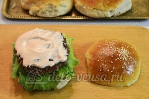 Домашний чизбургер: Котлету смазать соусом