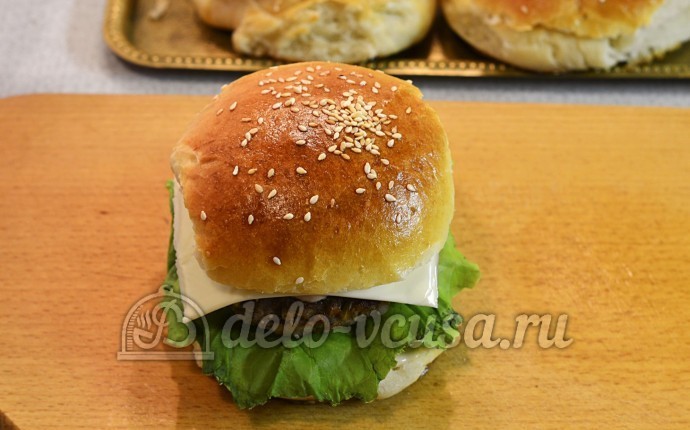 Домашний чизбургер: Накрыла второй частью булочки Домашний чизбургер: Накрыла второй частью булочки