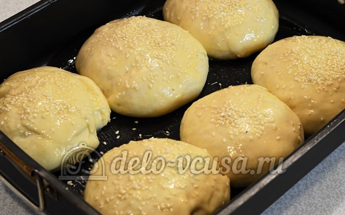 Домашний чизбургер: Смазать булочку яйцом Домашний чизбургер: Смазать булочку яйцом