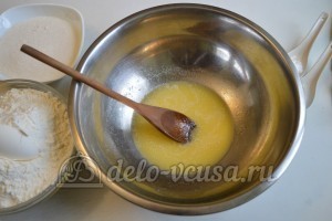 Песочный пирог с вареньем: Растопить сливочное масло