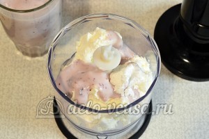 Клубнично-творожный десерт с блинами: Соединить творог и йогурт