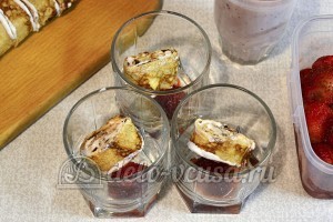 Клубнично-творожный десерт с блинами: Собираем десерт