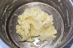 Гужеры с сыром: Завариваем тесто
