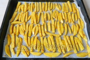 Картошка фри в духовке: Выкладываем картошку на противень
