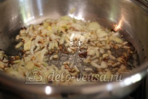 Картофельная бабка с грибами: Обжарить лук