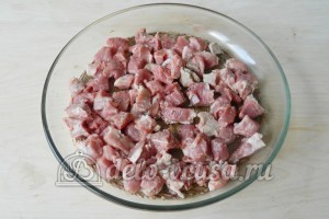 Картофельная запеканка с мясом и грибами: Выкладываем свинину