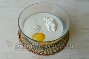 Кокосовый пирог со сливками: Соединить сахар, кефир, яйца