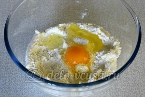 Ленивые вареники: Добавить соль и яйца