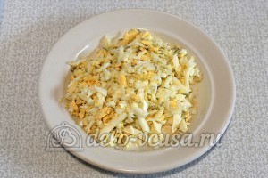 Мясной салат с яблоком: Измельчить вареные яйца