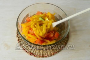 Салат из огурцов, помидоров и перца: Режем перец и добавляем его к остальной нарезке