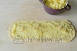 Печеные пирожки с картошкой: Выкладываем начинку
