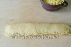 Печеные пирожки с картошкой: Складываем пласт и защипываем края