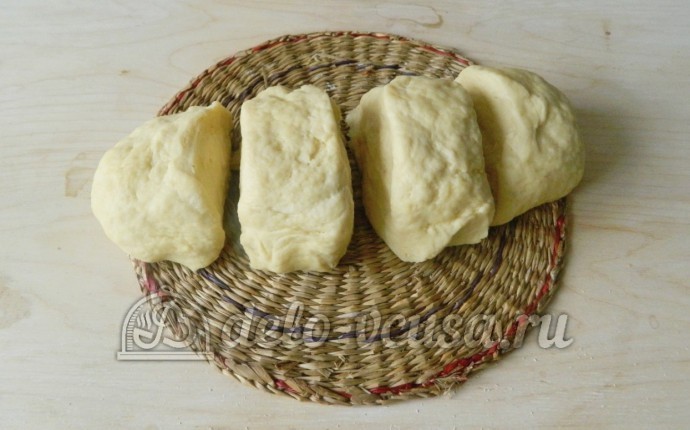 Печеные пирожки с картошкой: Делим тесто на четыре части