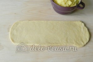 Печеные пирожки с картошкой: Раскатываем кусок теста