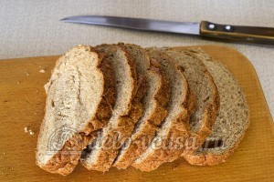 Горячие бутерброды с сосиской и сыром: Порезать хлеб