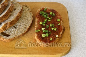 Горячие бутерброды с сосиской и сыром: Посыпать луком