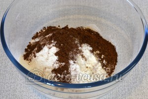 Кекс со смородиной: Добавляем соль, соду и какао