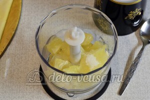 Лимонный рулет с начинкой: Кладем лимон и сахар в измельчитель